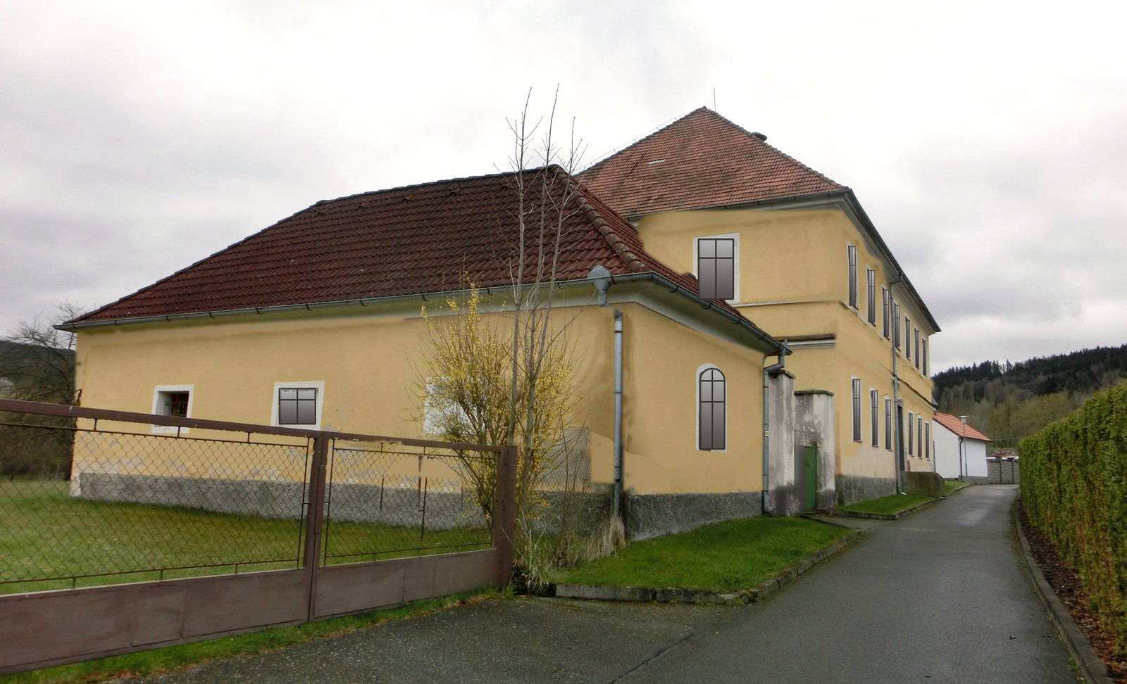 Dům a dvorní stavba s garážemi od vjezdu
